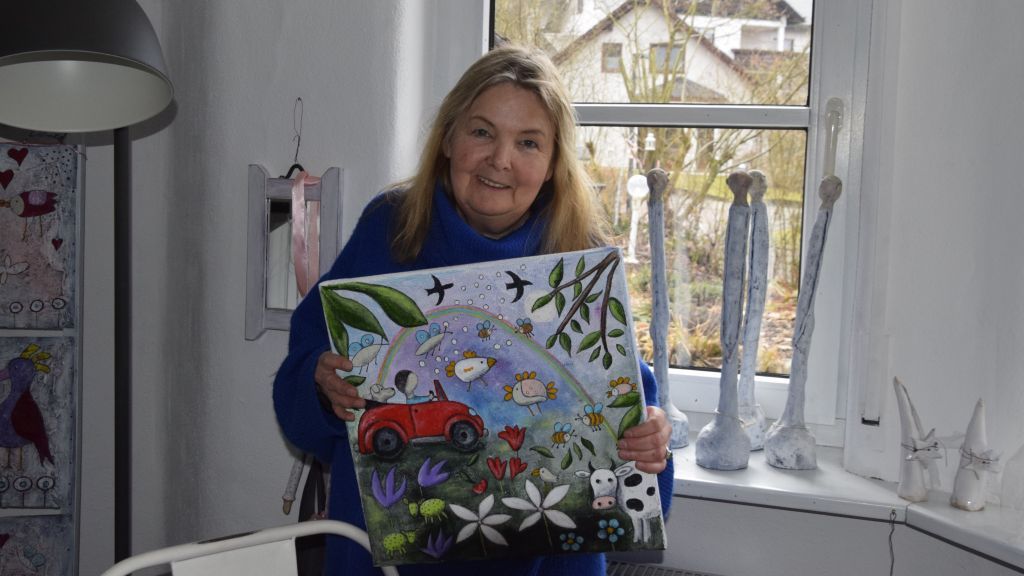 Juliana Schmidt aus Maumke malt für ihr Kinderbuch „Lisa" mit Acrylfarben bunte Bilder. von Sina Schneider