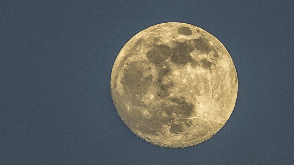 LokalPlus-Leser Otto Kordes aus Benolpe hat den Mond in der Blauen Stunde fotografiert. von Otto Kordes