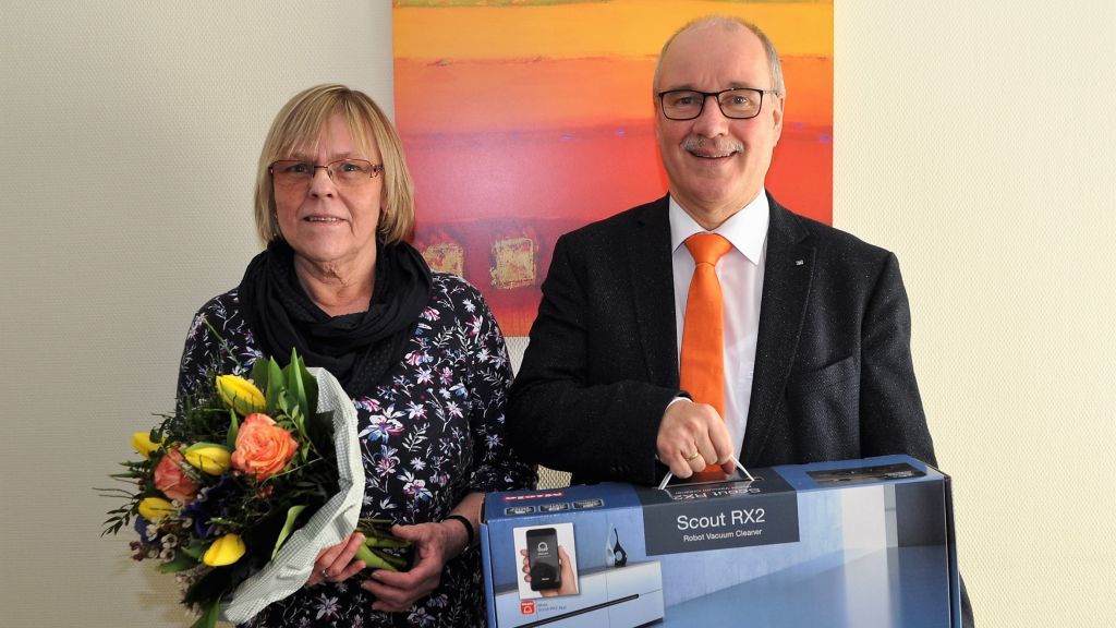 Michael Hohleweg, Kundenberater der Volksbank Olpe-Wenden-Drolshagen, überreichte Gudula Kleine einen Staubsauger-Roboter. von privat