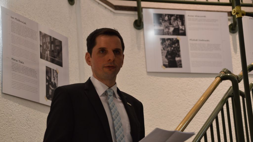 Bürgermeister Christian Pospischil eröffnete die Fotoausstellung von Jolanta Igielska in der Rathausgalerie. von Barbara Sander-Graetz
