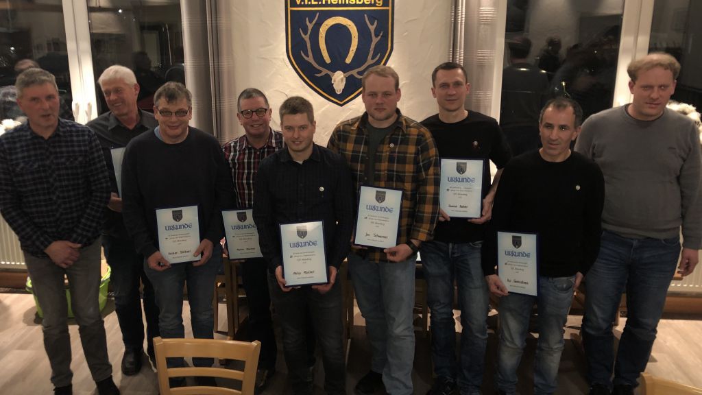 Die Mitgliedsjubilare des VfL Heinsberg (v. l.): Andreas Baier, Hugo Schmidt, Volker Stötzel, Martin Münker, Philip Münker, Jan Schwermer, Dominic Habier, Rui Gonzales und Ralf Siebert. von privat