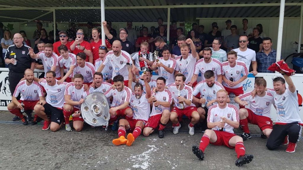 Die Meistermannschaft des VSV Wenden um Trainer Jörg Rokitte (re.) stieg im Frühsommer 2018 in die Fußball-Landesliga auf. von privat