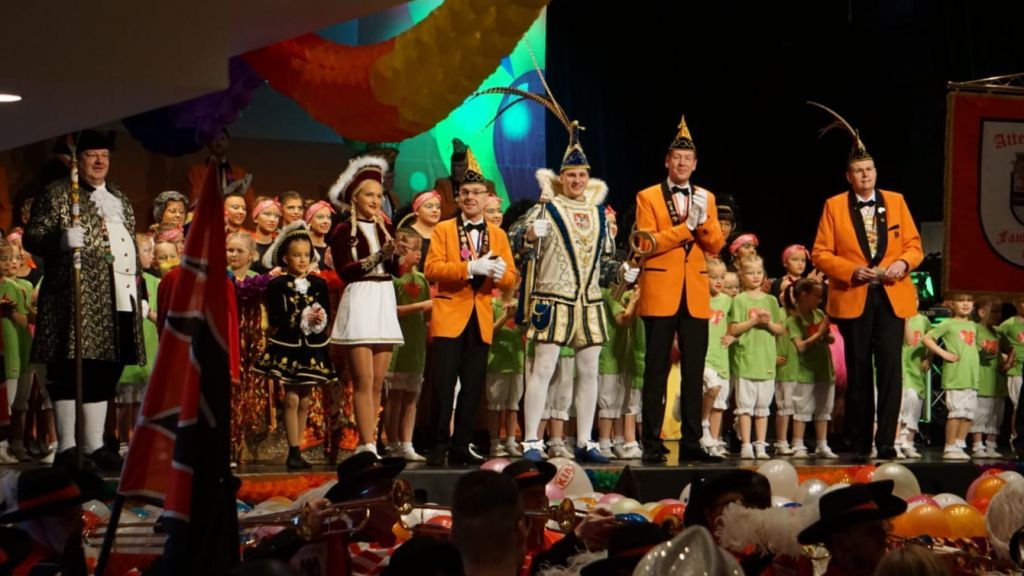 Prinz Thorsten I. ließ sich beim Olper Sitzungsball kräftig feiern. von Lukas Schrage