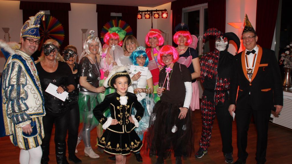 Gut gelaunte Narren und bunte Kostüme gibt es beim "Karneval Total" im Olper Kolpinghaus. von privat