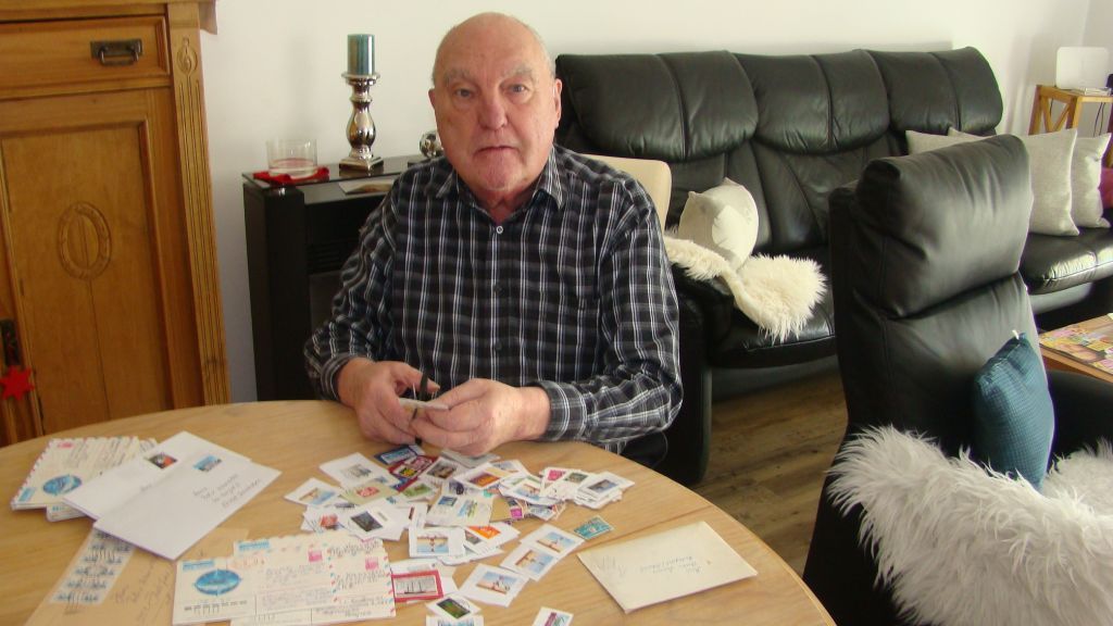 Felix Nawrotzki schneidet die Briefmarken sorgfältig aus. von privat