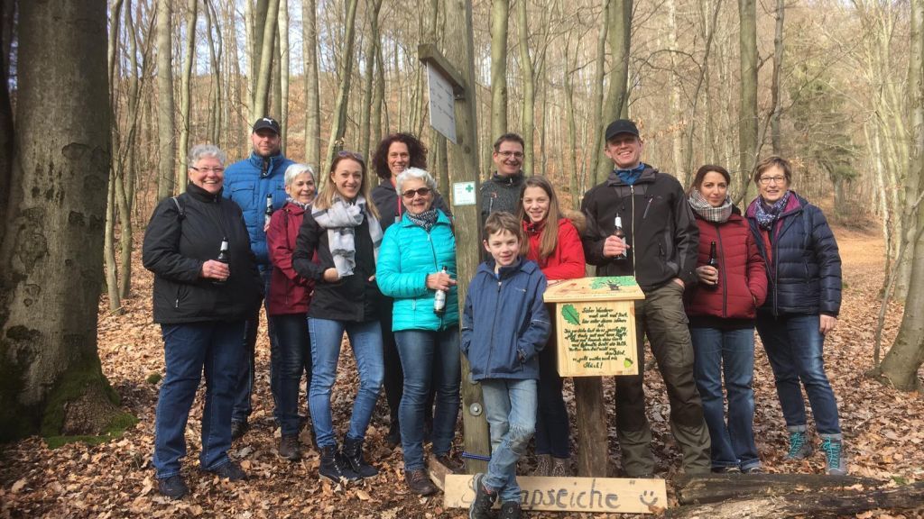 Familie Schech, die das Projekt ins Leben gerufen hat, Vertreter des SGVs Langenei und Wanderer, die den Ort besuchten. von privat