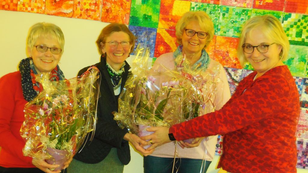 Die scheidende Regionalvorsitzende Mechthild Klinge (re.) bedankte sich bei Marie-Luise Lütteke, Gabriele Gräfin von Spee und Doris Sauer mit einer Orchidee für ihr langjähriges Engagement in  der Regional-kfd. von privat