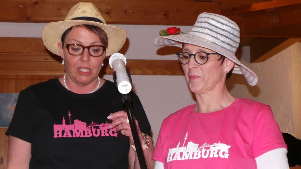 Immer ein Höhepunkt im Festprogramm der Möllmicker Chöre: der Dorfklatsch von Jutta Arens (rechts) und Iris Koch. von Jung (privat)