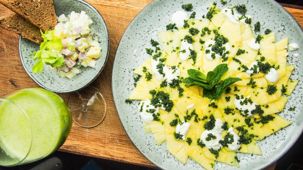 Drei Rezepte gegen den Kater danach: Matjes-Salat, Ananas Carpaccio mit Minzezucker und Joghurt sowie ein Anti-Hangover-Smoothie. von Melli Heuel