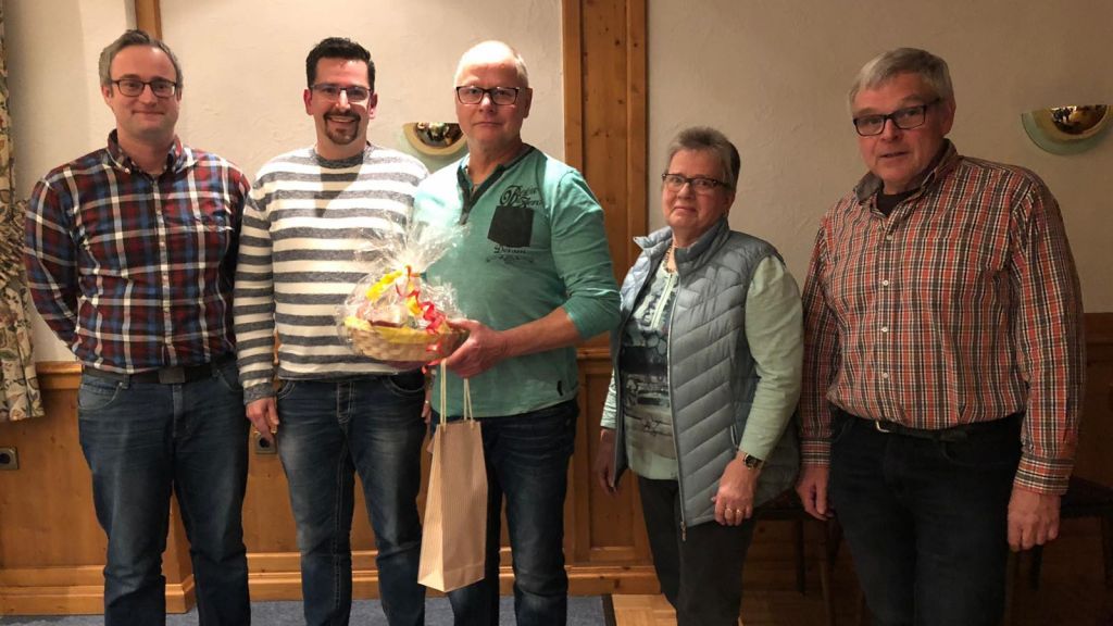 Der Vorstand mit Jubilar Udo Schröpfer. von privat