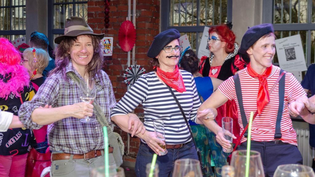 Die Altweiber-Party im Club stieß auf reges Interesse bei Karnevalisten aus Altenhundem und Umgebung. von Nils Dinkel