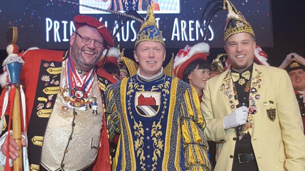 Der neue Prinz Klaus III. Arens (M.), zusammen mit Zeremonienmeister Jürgen "Panni" Eckel (l.) und dem Vorsitzenden Marc-Andre Vogt (r.) von Barbara Sander-Graetz