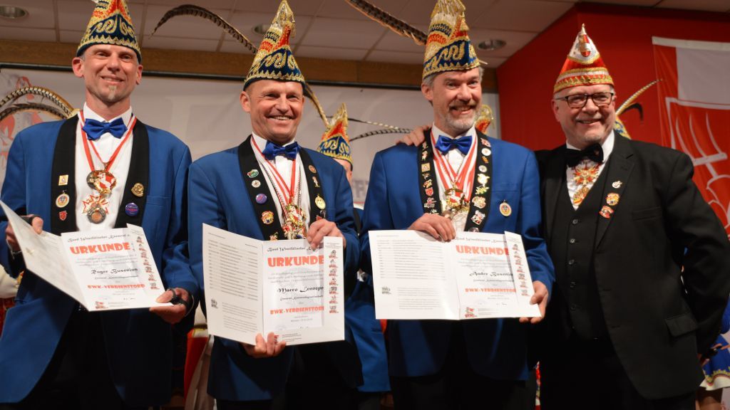Roger Busenius, Marco Lenneper und Andre Busenius wurden von Frank Selter (v. l.) mit dem Orden des BWK für ihre Verdienste um den Karneval ausgezeichnet. von Barbara Sander-Graetz