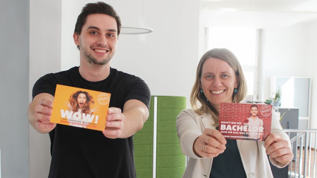 Freuen sich auf die nächste Runde des Gap Year Südwestfalen-Programms: die Projektmanager Saskia Haardt-Cerff und Niklas Jung von der Südwestfalen-Agentur. von Kim Bruse/ Südwestfalen Agentur