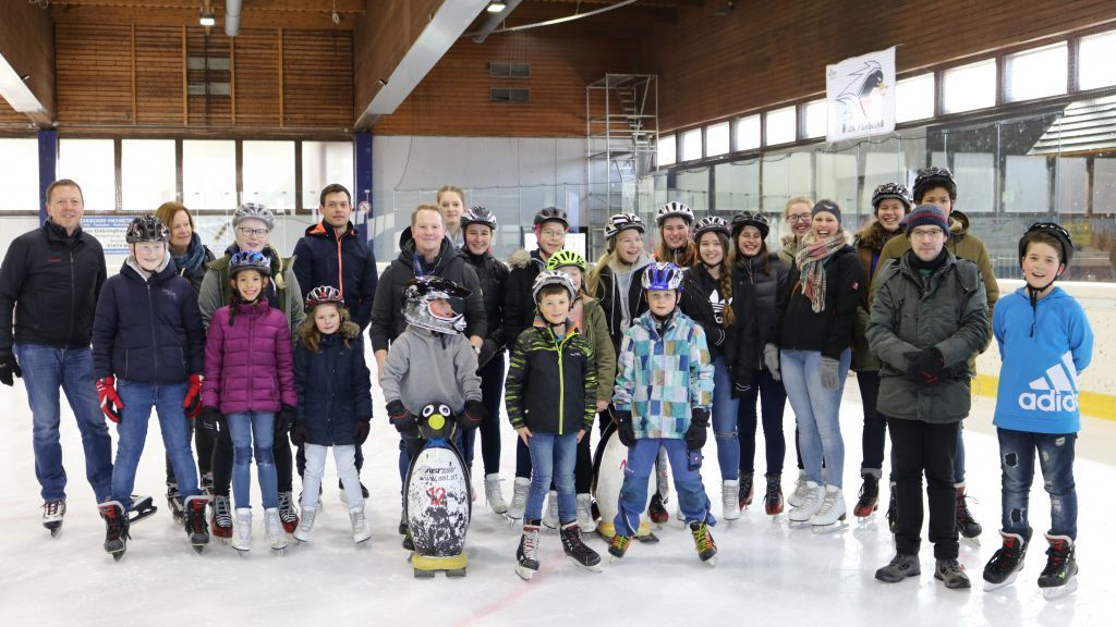 Die Jungmusiker zusammen mit den Betreuern und dem Dirigenten Philipp Weber (2.von rechts) und dem Vorsitzenden Reiner Löcker (links). von privat