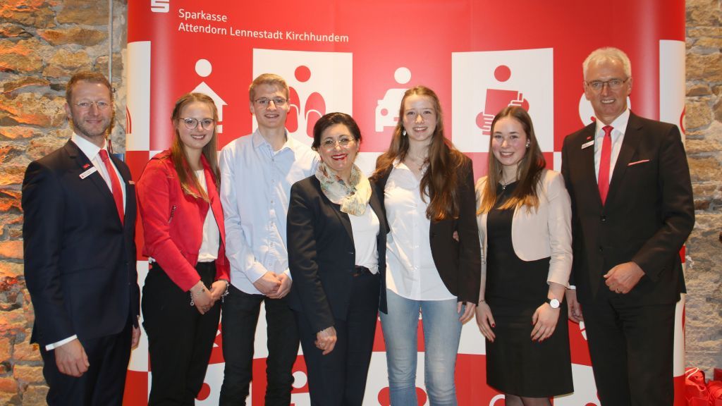 Vier Schüler bekamen den Sparkassen Schülerpreis verliehen. Unter den Gastrednern war auch Nezahat Baradari, SPD Bundestagsabgeordnete. von Christine Schmidt