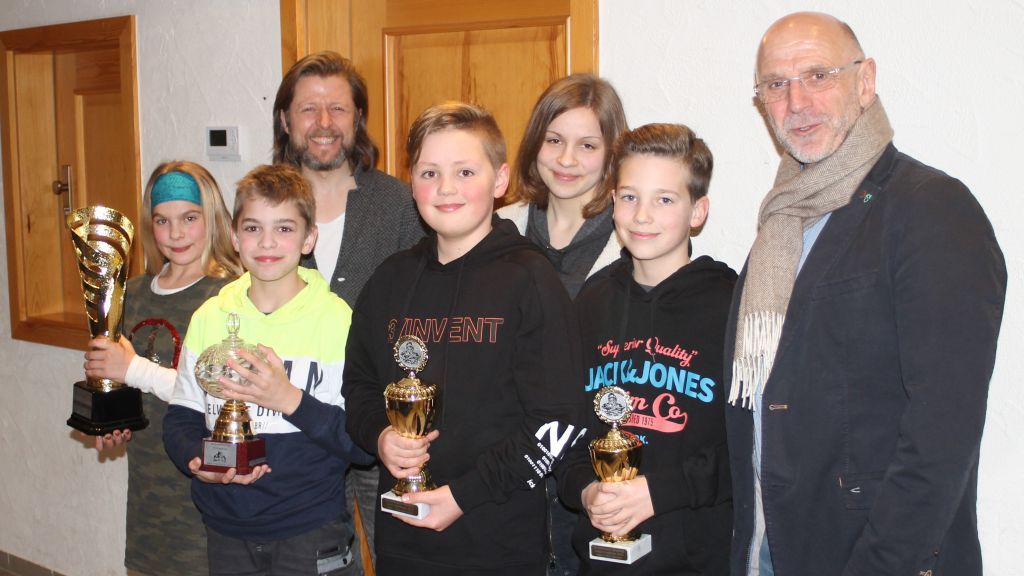 Vorsitzender Jörg Hesse (dritter von links) und Schwimmwart Gerhard Kowalzik (rechts) bei der Ehrung der besten Schwimmer des Jahres (von links): Hermine Lißek, Jannik Hohmeister, John-Luca Ochel, Viktoria Lißek und Timo Clemens. Es fehlt Hannah Schmitt-Degenhardt. von privat