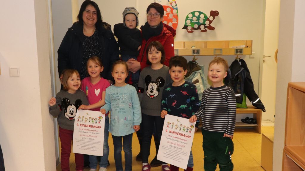 Die Kinder und Eltern hoffen auf viele Besucher beim vierten Kinderbasar im Kindergarten St. Josef in Attendorn, damit das mit Vorfreude erwartete Zirkusprojekt bald starten kann. von Textwerk Attendorn, Rebecca Dalhoff
