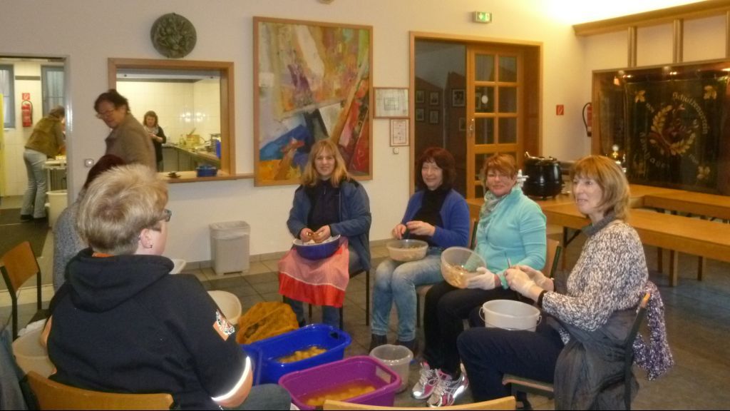 Beim Schlachtfest in Brachthausen bereitet der Gemischte Chor „Cäcilia“ viele Leckereien vor. von privat
