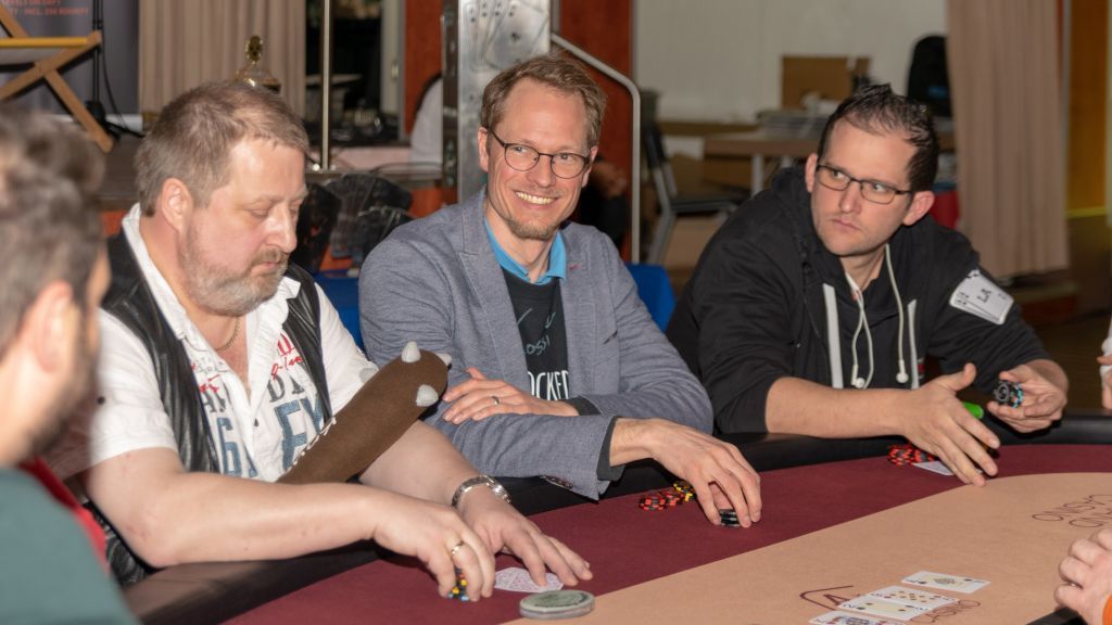 Poker-Profi Jan Heitmann (Mitte) hat das Turnier wieder unterstützt. von s: Nils Dinkel