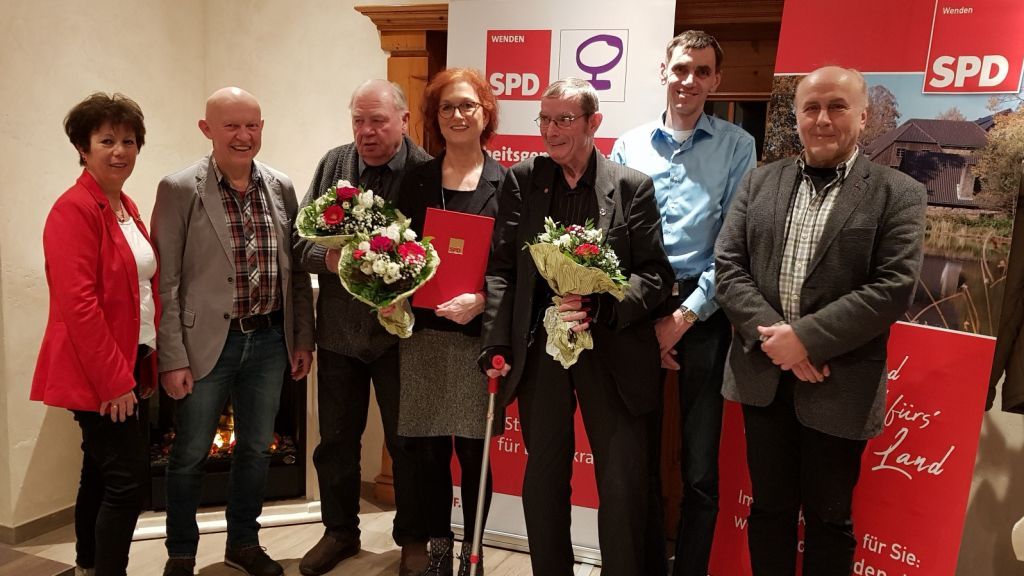 Vorstandsmitglieder und Jubilare der SPD (von links): Sibille Niklas, Stephan Niederschlag, Waldemar Lorenz, Jutta Hecken-Defeld, Meinolf Prinz, Ludger Reuber und Robert Kirchner-Quehl. von privat