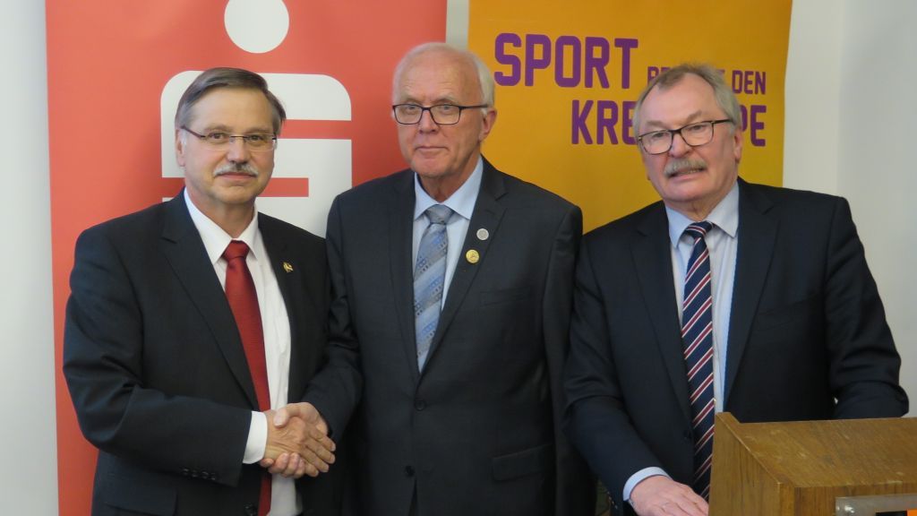 Rolf Kantelhardt (links) übernahm den KSB-Vorsitz von Wilfried Schauerte (Mitte). Landrat Frank Beckehoff (rechts) leitete die Wahl. von Wolfgang Schneider