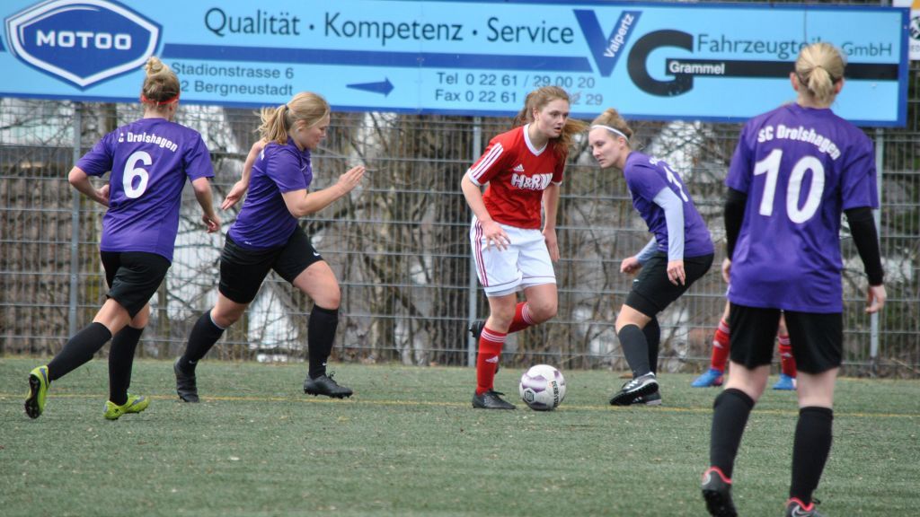 FC-Angreiferin Lina Schulte wird von vier Drolshagenerinnen umringt. von privat