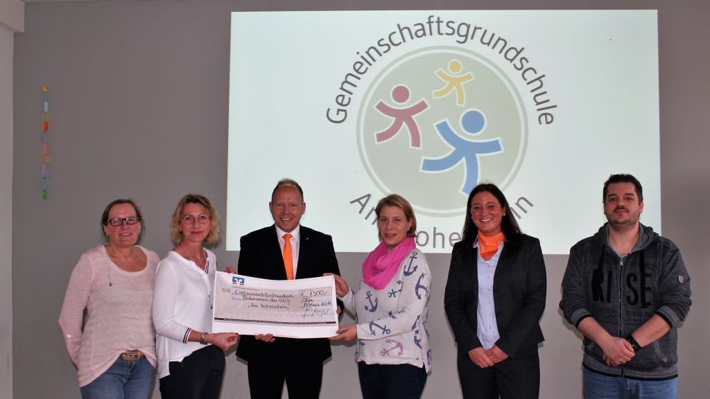 Die Volksbankvertreter überreichten 1.500 Euro an die Grundschule „Am Hohenstein“. von Volksbank OWD