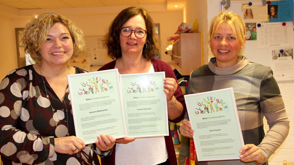 Urkunden zur Auszeichnung: (von links) Susanne Rademacher, Carmen Schneider und Ernährungsberaterin Andrea Haase mit dem Zertifikat von Celine Fischer (fehlte). von privat