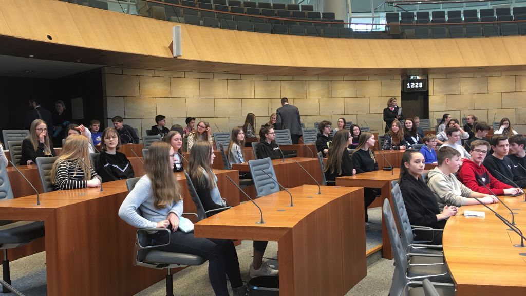 Wie kleine Politiker saßen die Franziskus-Schüler auf den Sitzen im Plenarsaal des Landtages NRW. von privat