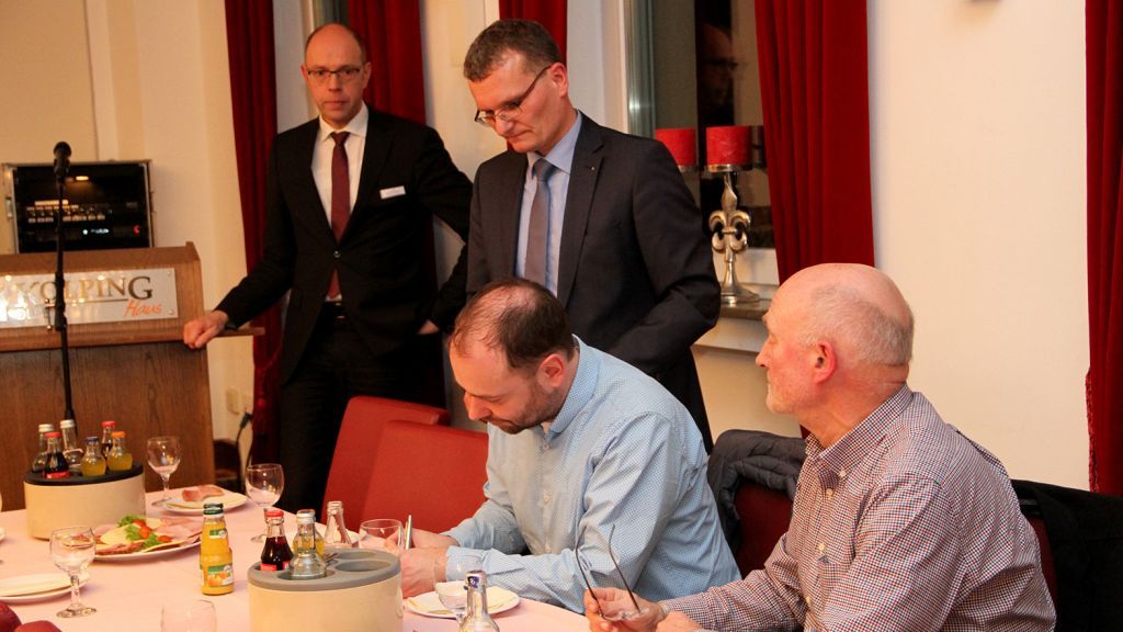 Gerd Struwe (rechts) und Stefan Müller (links) unterschrieben als Vertreter für den Kindergarten St. Burchard Oedingen den entsprechenden Vertrag. von privat