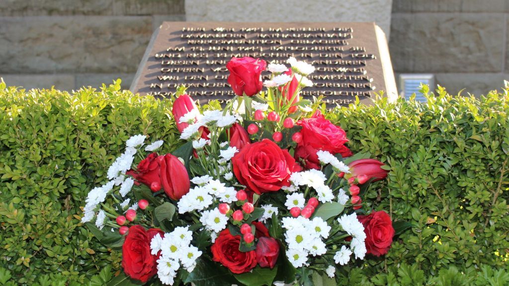 An der Gedenkstele auf dem Rathausplatz werden Blumen  niedergelegt. von privat