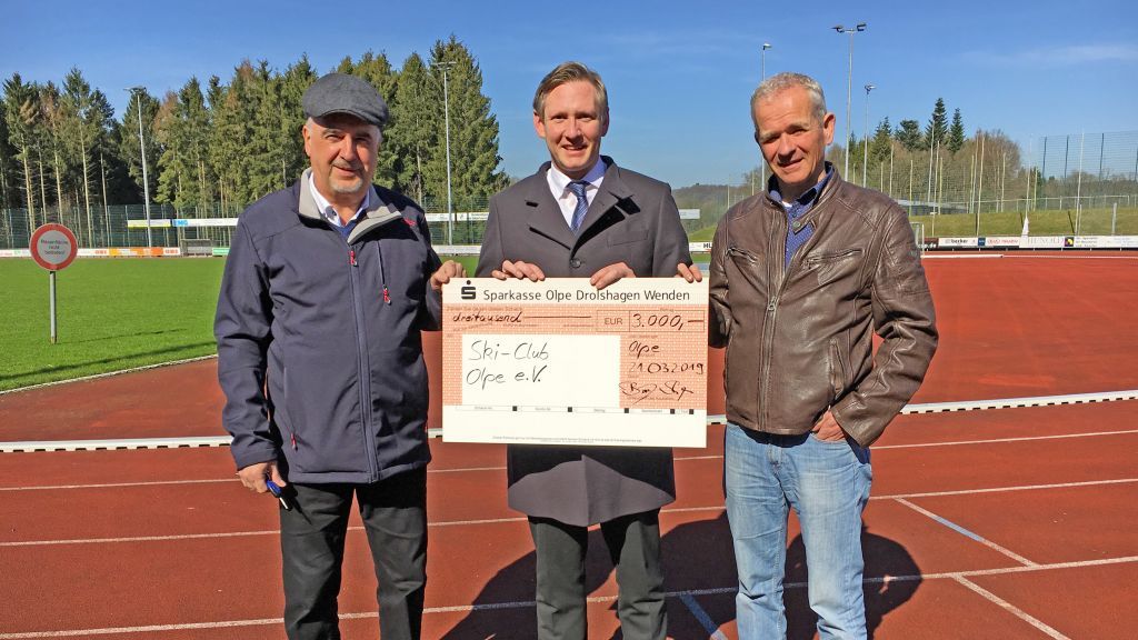 Der 1. Vorsitzende Karl-Heinz Besting (links) und der 2. Vorsitzende Matthias Gierse (rechts) erhielten den Spendenscheck von Björn Scheper. von privat
