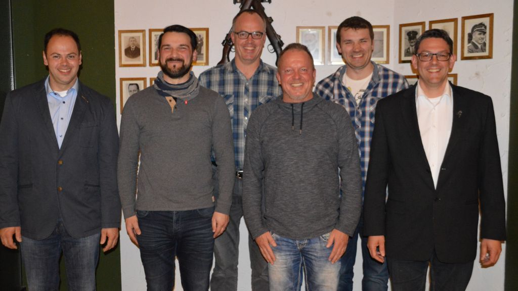 Strahlende Gesichter nach den Wahlen. Vorsitzender Christian Busch (rechts) und sein Stellvertreter Markus Drexelius (links) gratulierten den Gewählten (von links): Markus Mehlich, Franz-Josef Vogt, Hubertus Schröder und Alexander Vogt. von Barbara Sander-Graetz