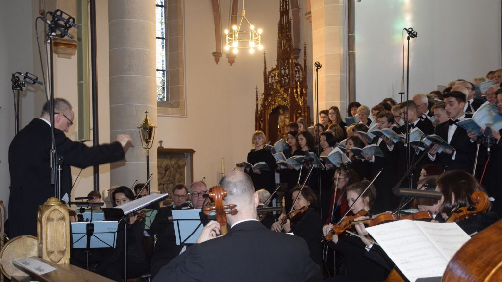 Professor Wieslaw Delimat in Aktion: Musiker und Sänger aus neun Nationen erfüllten die Agatha-Kirche Altenhundem mit ihren Darbietungen. von Berit Sellmann