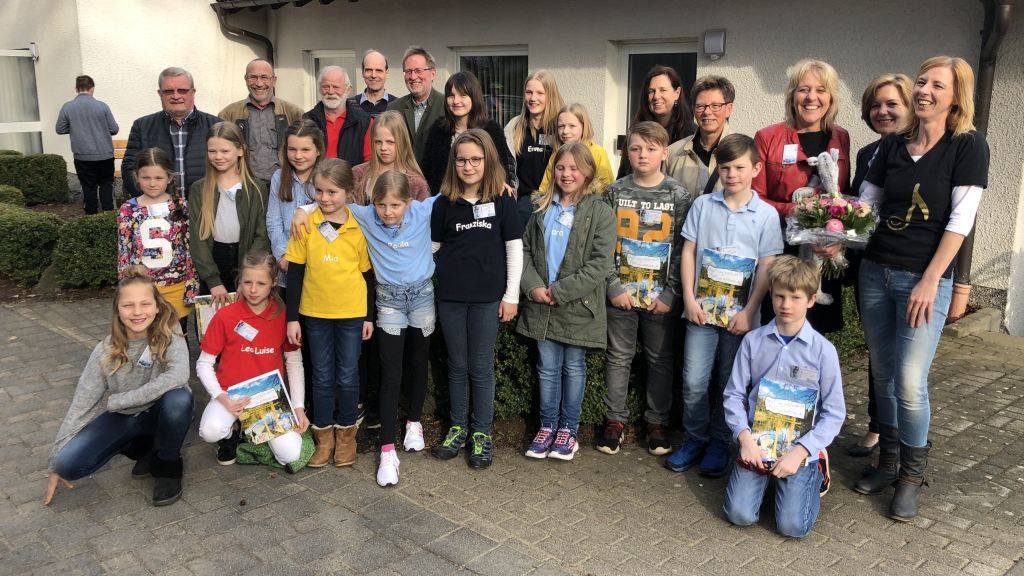 Die beteiligten Kinder und Erwachsenen freuten sich bei der Buchvorstellung über das gelungene Projekt. von Natascha Kempf-Dornseifer