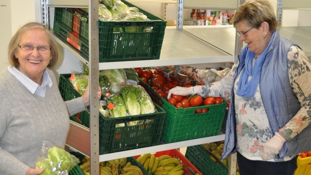 Sylvelin Karsunky (links) und Sabine Follmann zeigen stolz einen Teil des gespendeten Obstes und Gemüses, das anschließend verteilt wird. von Karl-Hermann Ernst
