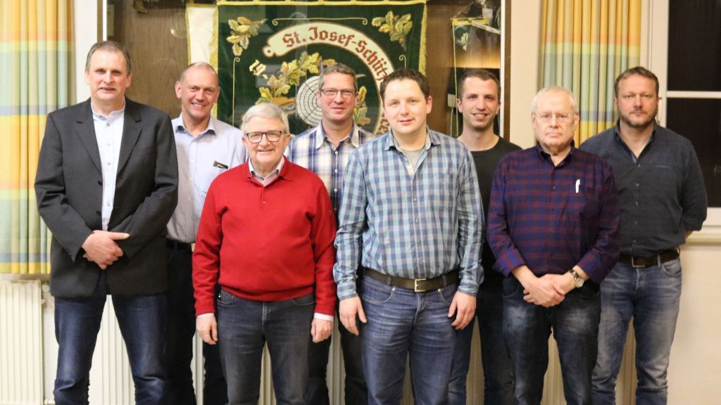 Der Vorstand inklusive der neuen Ehrenmitglieder (von links): Thomas Bock, Werner Schmidt, Hubertus Schürholz, Karsten Koopman Andre Koch, Mario Lütticke Herbert Koch und Holger Nolte. von privat