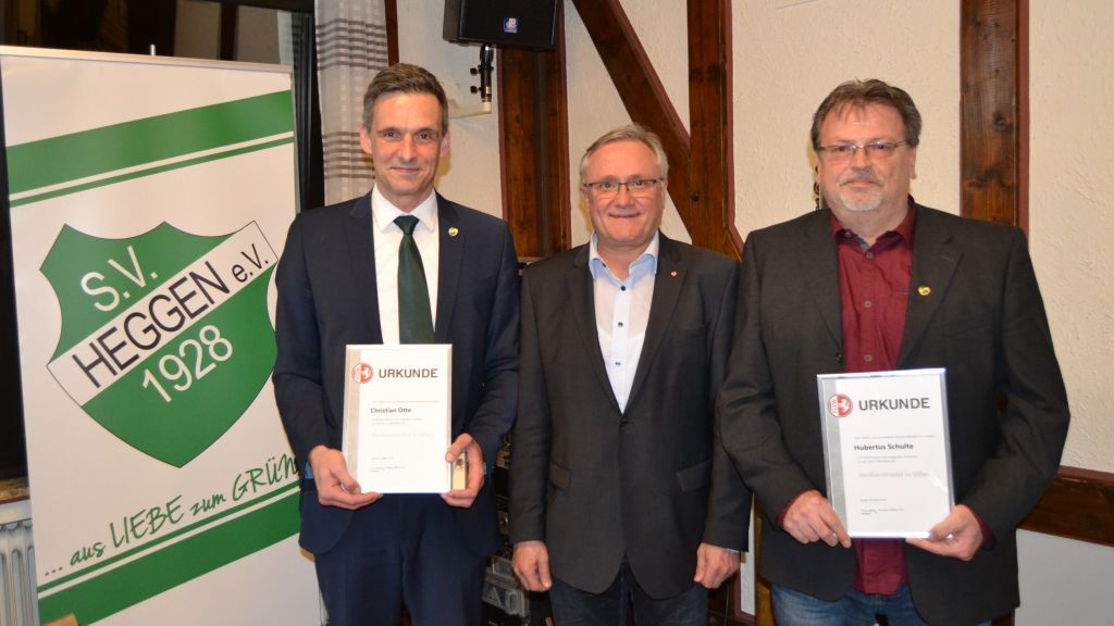Christian Otte (links) und Hubertus Schulte (rechts) bekamen vom FLVW-Kreisvorsitzenden Joachim Schlüter die FLVW-Vereinsnadel in Silber. von privat