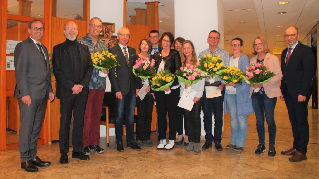 Johannes Schmitz (Geschäftsführer) Dr. med. Martin Asbach (Chefarzt), Christian Adelmann, Matthias Menke, Pflegedienstleiter, Renate Weber, Christof Blume, Verwaltungsleiter, Astrid Kaiser, Dr. med. Christine Menges, ärztliche Direktorin, Karin Vormberg, Hans-Theo Wiese, Lydia Fehlemann, Dorothea Hanses und Aufsichtsratsvorsitzender Wilhelm Rücker (von links). von privat