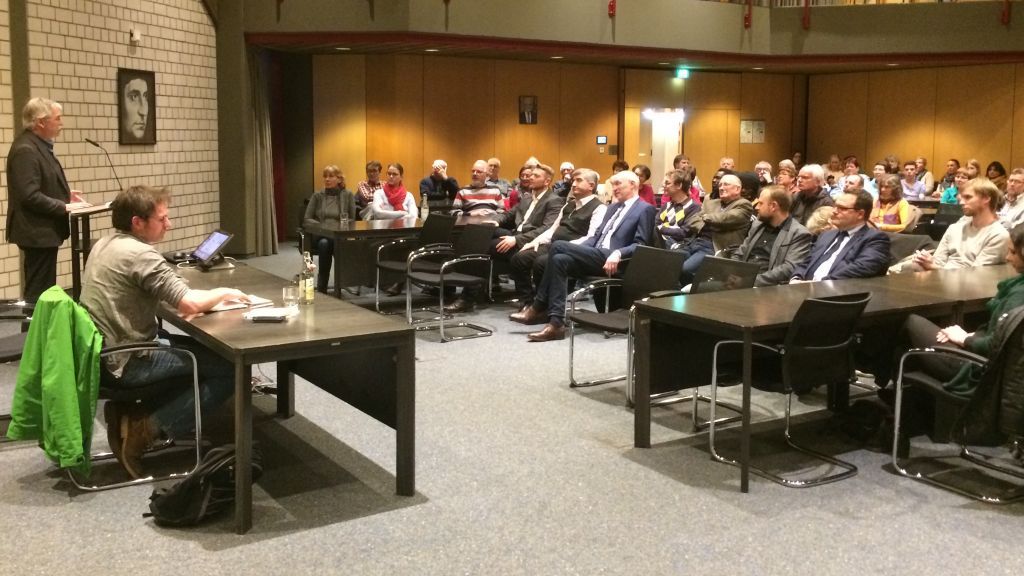 Zahlreiche Zuhörer verfolgten den Vortrag von Thomas Gebauer im Ratssaal des Lennestädter Rathauses. von privat