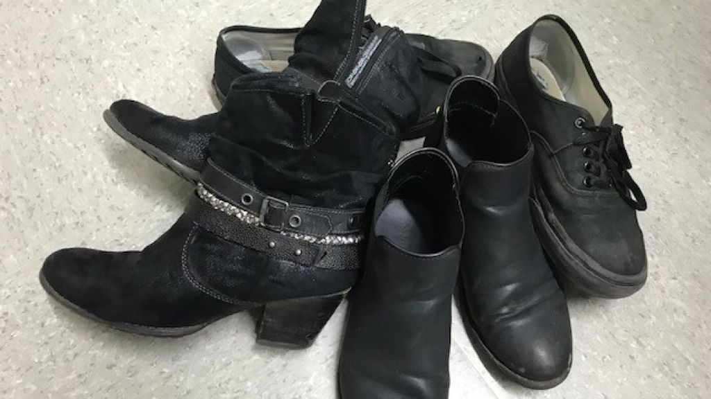 Schuhe, Kleidung und Handtaschen: Beim Mädchenflohmarkt in Helden sollen verschiedene Dinge den Besitzer wechseln. von Symbol Kerstin Sauer