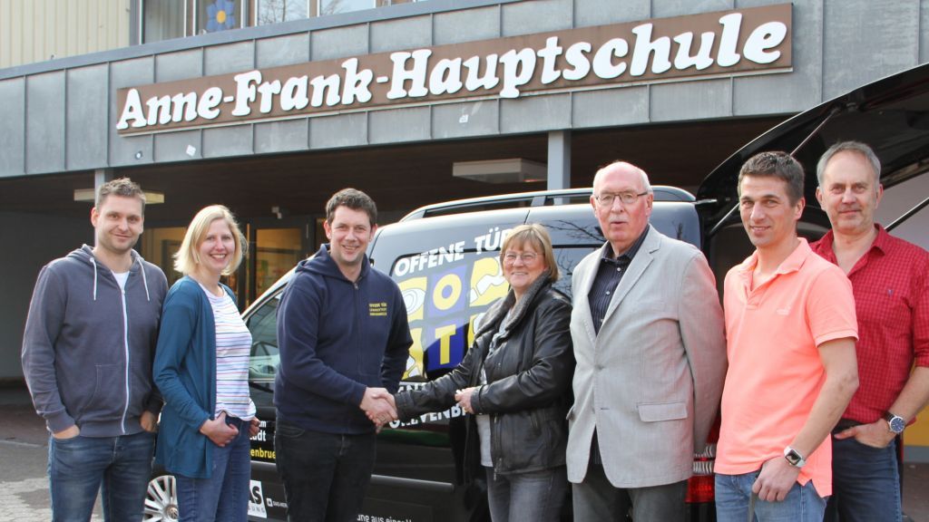 Vertreter der Anne-Frank-Schule, des Fördervereins und der OT Grevenbrück bei der Fahrzeugübergabe. von privat