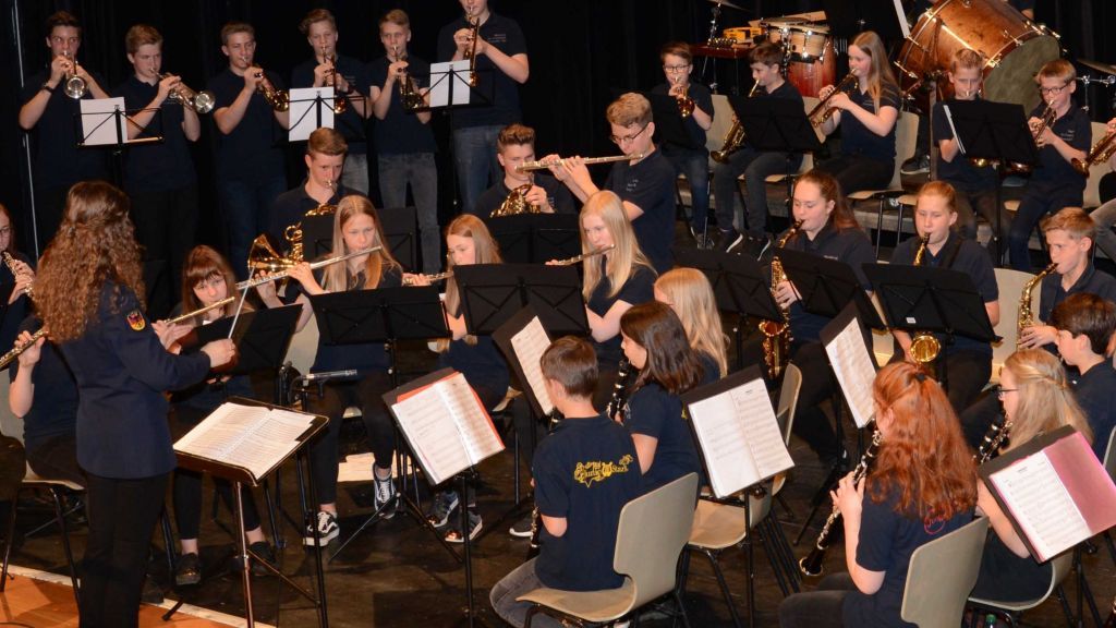 Das Jugendorchester der Freiwilligen Feuerwehr Olpe spielt das Jahreskonzert unter dem Motto "Rund um die Welt" von privat