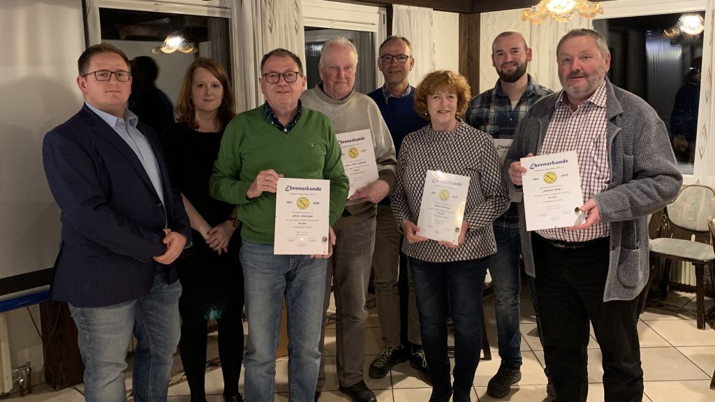 Vorstandsmitglieder und Jubilare (von links): Julian Ziegeweidt, Anja Hardenacke, Günter Schnüttgen (40), Alfons Theile Schürholz (65), Ulrich Neuenhausen, Rosel Schnüttgen (40), Holger Lütticke (25) und Andreas Halbe (50). von privat