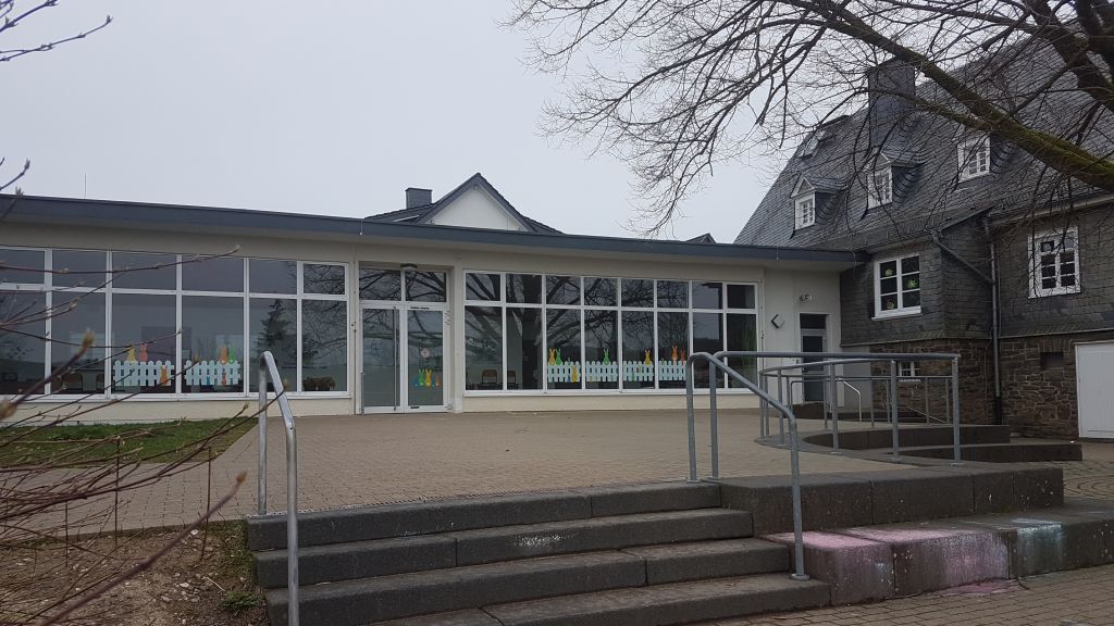 Das Gebäude der Grundschule Dahl: Gibt es hier im neuen Schuljahr eine erste Klasse? von Wolfgang Schneider