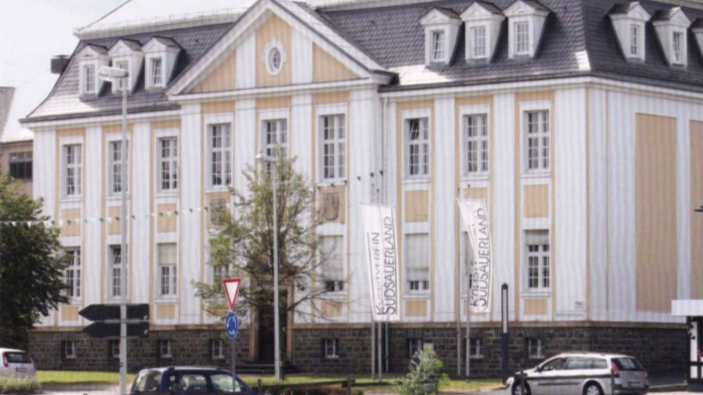 Das Titelbild von „Südsauerland“ zeigt das Gebäude des ehemaligen Amtsgerichts Olpe, heute Teil der Kreisverwaltung. Hans-Werner Voß von Hans-Werner Voß