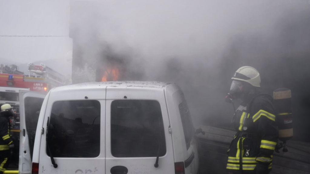 Unter Atemschutz gingen die Feuerwehrmänner an die Löscharbeiten. von s: Nils Dinkel