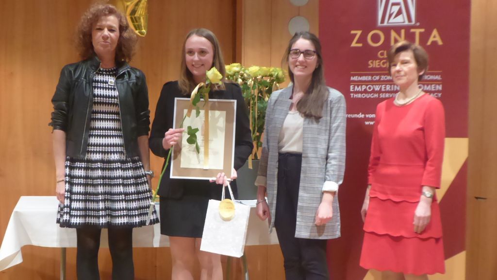 Zonta-Club Präsidentin Dagmar Schulze-Lange gratuliert Preisträgerin Luisa Frey ebenso wie Vorjahressiegerin Michelle Plaßmann und Projektbeauftragte Annette Dilling (von links). von Doris Kennemann