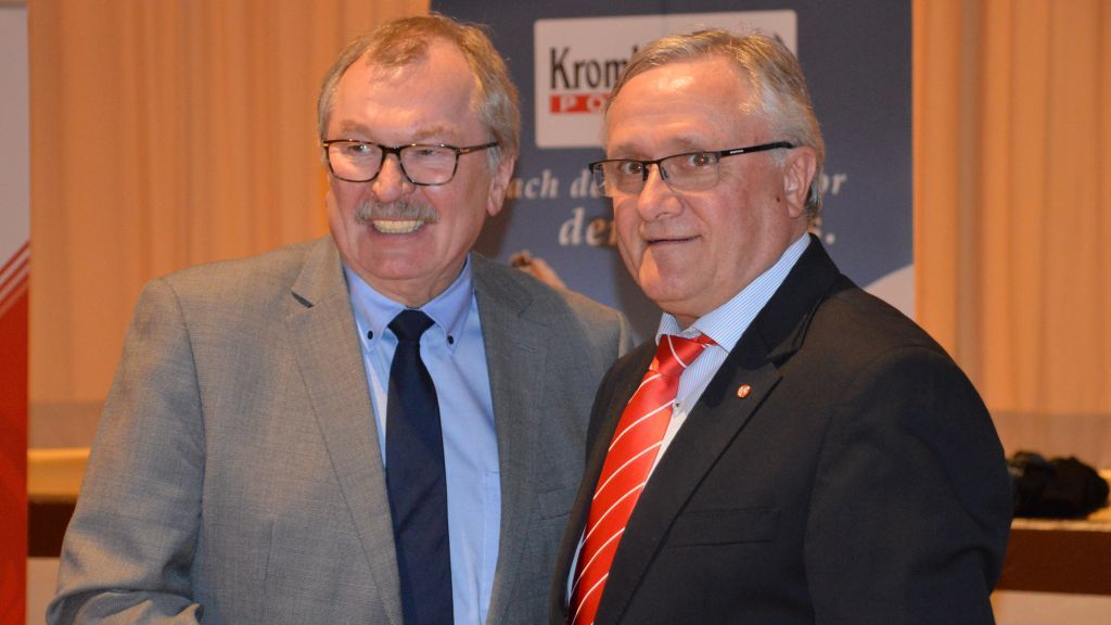 Joachim Schlüter (rechts) wurde einstimmig wiedergewählt. Landrat Frank Beckehoff gratulierte als erster. von Barbara Sander-Graetz